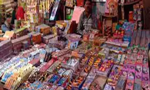 விதிமுறைகளை பின்பற்றினால் மட்டுமே பட்டாசுக்கடை அமைப்பதற்கு அனுமதி- தீயணைப்புத்துறை அறிவிப்பு விதிமுறைகளை பின்பற்றினால் மட்டுமே பட்டாசுக்கடை அமைப்பதற்கு அனுமதி- தீயணைப்புத்துறை அறிவிப்பு