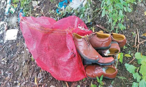 திருவள்ளூர் போலீஸ் சூப்பிரண்டு அலுவலக வளாகத்தில் குப்பையில் வீசப்பட்டிருக்கும் போலீசாருக்கான ஷூக்கள்