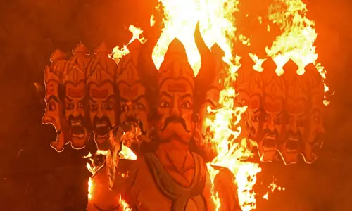 தீ வைத்தவர்களை தீயால் திருப்பி அடித்த ராவணன்; பதறி ஓடிய கூட்டம்...! - வைரல் வீடியோ