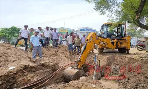 குடிநீர் குழாயில் உடைப்பை சீரமைக்கும் பணி