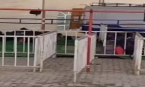 திருப்பதியில் லக்கேஜ்களை தூக்கி வீசும் தேவஸ்தான ஊழியர்கள்- பக்தர்கள் அதிர்ச்சி திருப்பதியில் லக்கேஜ்களை தூக்கி வீசும் தேவஸ்தான ஊழியர்கள்- பக்தர்கள் அதிர்ச்சி