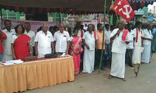 விருத்தாசலத்தில்    இந்திய கம்யூனிஸ்டு் கட்சியினர் ஆர்ப்பாட்டம்