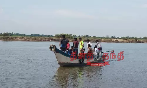 உயிரை பணயம் வைத்து படகில் ஆற்றை கடந்து செல்லும் கொடியம்பாளையம் தீவு மக்கள் உயிரை பணயம் வைத்து படகில் ஆற்றை கடந்து செல்லும் கொடியம்பாளையம் தீவு மக்கள்
