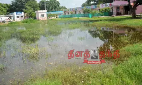 அரசு ஆஸ்பத்திரி முன்பு தேங்கும் மழைநீர்