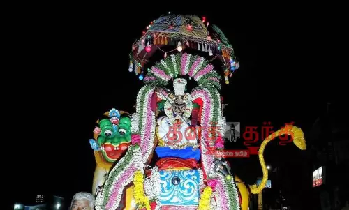 வேதாரண்யம் வேதமாகாளியம்மன் கோவிலில் அம்பு போடும் நிகழ்ச்சி