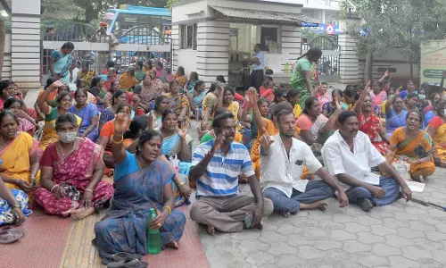 கல்வித்துறை அலுவலகத்தை ரொட்டி பால் ஊழியர்கள் முற்றுகை