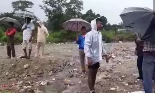 துர்கா சிலைகளை கரைத்தபோது வெள்ளப்பெருக்கில் சிக்கிய 450 பேர் மீட்பு மேற்கு வங்காளத்தில் பரபரப்பு