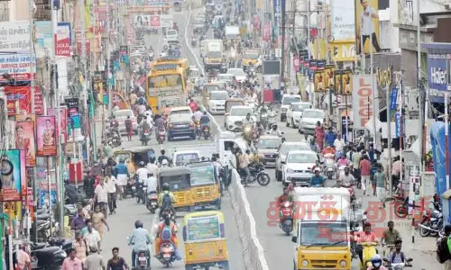 போக்குவரத்து நெரிசலில் சிக்கி தவிக்கும் வாகனங்கள் ஈரோடு மேட்டூர் ரோட்டில் மேம்பாலம் அமைக்கப்படுமா?; வாகன ஓட்டுனர்கள் குமுறல் போக்குவரத்து நெரிசலில் சிக்கி தவிக்கும் வாகனங்கள் ஈரோடு மேட்டூர் ரோட்டில் மேம்பாலம் அமைக்கப்படுமா?; வாகன ஓட்டுனர்கள் குமுறல்