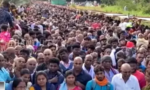 திருப்பதியில் 52 மணி நேரம் காத்திருந்து இலவச தரிசனம் செய்யும் பக்தர்கள் திருப்பதியில் 52 மணி நேரம் காத்திருந்து இலவச தரிசனம் செய்யும் பக்தர்கள்