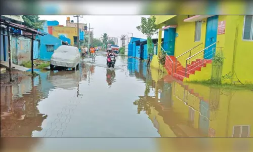 திருவொற்றியூரில் கால்வாய் பணி முடியாததால் 10 தெருக்களில் வீடுகளை சூழ்ந்து நிற்கும் மழைநீர் - பொதுமக்கள் அவதி
