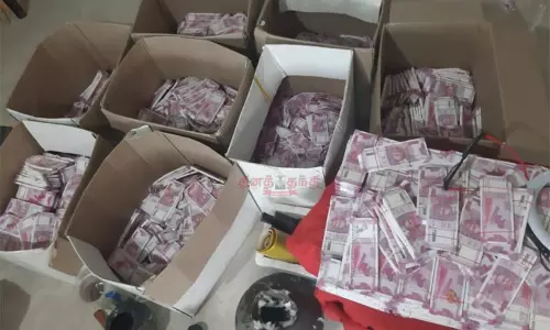 கோவை: வீட்டில் கட்டுக்கட்டாக பதுக்கி வைத்திருந்த 2,000 ரூபாய் கள்ள நோட்டுகள்- அதிர்ச்சியில் உறைந்த போலீசார்