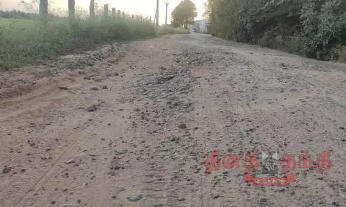 பெயர்ந்து கிடக்கும் சாலை புதுப்பிக்கப்படுமா?