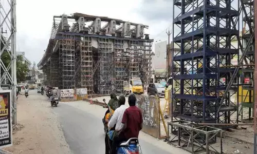 மேம்பாலம் கட்டும் பணி தாமதம் மேம்பாலம் கட்டும் பணி தாமதம்