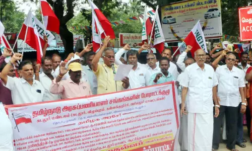 அரசு பணியாளர்கள் ஆர்ப்பாட்டம்