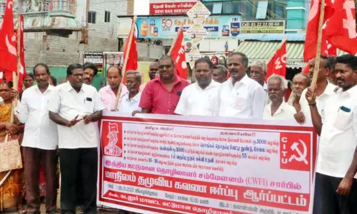 கட்டுமான தொழிலாளர்கள் ஆர்ப்பாட்டம் கட்டுமான தொழிலாளர்கள் ஆர்ப்பாட்டம்