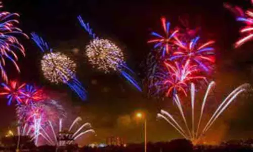 அனுமதியின்றி பதுக்கிய பட்டாசுகள் பறிமுதல் அனுமதியின்றி பதுக்கிய பட்டாசுகள் பறிமுதல்