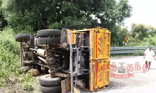 மலைப்பாதையில் கவிழ்ந்த லாரி