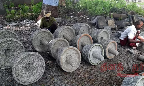 அம்மிக்கல், ஆட்டுக்கல் தயாரிப்பு தொழிலாளர்களின் வாழ்வாதாரம் பாதிப்பு