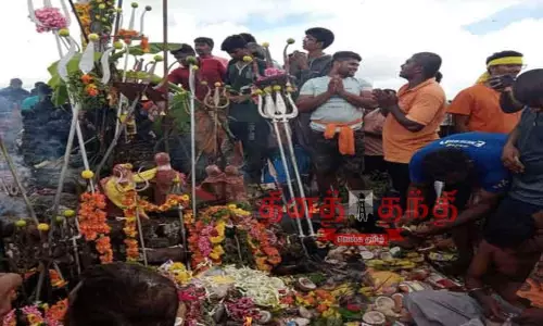 புரட்டாசி 3-வது சனிக்கிழமையையொட்டி  கடம்பூர் கம்பத்ராயன்கிரி மலை பெருமாள் கோவிலில் வழிபாடு;  9 கி.மீ.தூரம் நடந்து சென்று பக்தர்கள் சாமி தரிசனம்