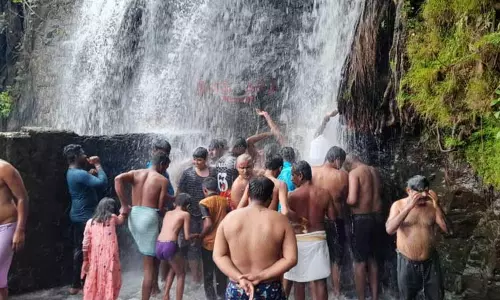 அகஸ்தியர் அருவியில் சுற்றுலா பயணிகள் ஆனந்த குளியல்