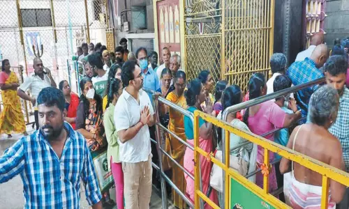 புரட்டாசி மாத சனிக்கிழமையையொட்டி பெருமாள் கோவில்களில் பக்தர்கள் குவிந்தனர்