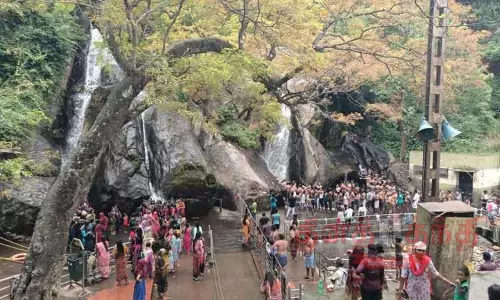 குற்றாலம் ஐந்தருவியில் குவிந்த சுற்றுலா பயணிகள்