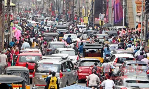 கடைவீதிகளில் அலைமோதும் மக்கள் கூட்டம்