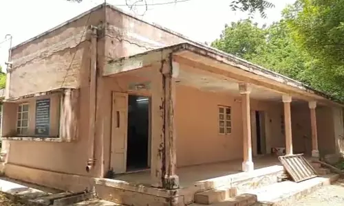 ஆண்டிப்பட்டியில் சேதமடைந்த மின்வாரிய அலுவலகம்: இடிந்து விழும் என்ற அச்சத்துடன் பணியாற்றும் ஊழியர்கள் ஆண்டிப்பட்டியில் சேதமடைந்த மின்வாரிய அலுவலகம்: இடிந்து விழும் என்ற அச்சத்துடன் பணியாற்றும் ஊழியர்கள்