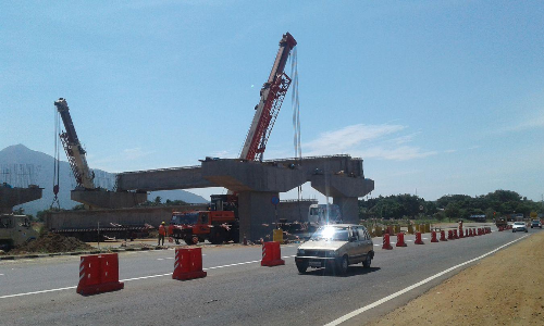 நான்கு வழிச்சாலையில் மேம்பாலம் அமைக்கும் பணி தீவிரம் நான்கு வழிச்சாலையில் மேம்பாலம் அமைக்கும் பணி தீவிரம்