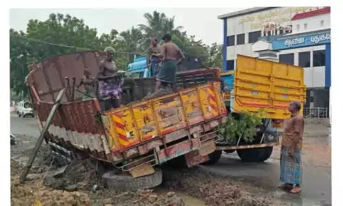 சாலையோர பள்ளத்தில் சிக்கிய லாரியால் போக்குவரத்து பாதிப்பு சாலையோர பள்ளத்தில் சிக்கிய லாரியால் போக்குவரத்து பாதிப்பு