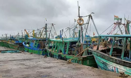 கடல் சீற்றம் எதிரொலி பரங்கிப்பேட்டை பகுதி மீனவர்கள் 3-வது நாளாக மீன்பிடிக்க செல்லவில்லை கடல் சீற்றம் எதிரொலி பரங்கிப்பேட்டை பகுதி மீனவர்கள் 3-வது நாளாக மீன்பிடிக்க செல்லவில்லை