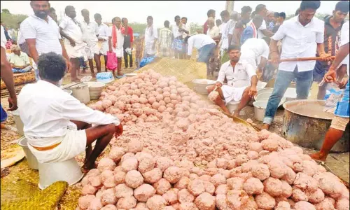 ஆண்கள் மட்டுமே பங்கேற்ற வினோத திருவிழா ஆண்கள் மட்டுமே பங்கேற்ற வினோத திருவிழா