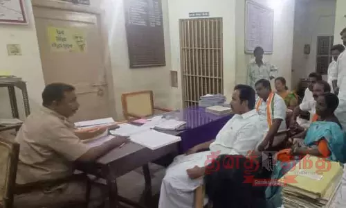 மாணவனுக்கு திராவகம் கலந்த குளிர்பானம் கொடுத்த விவகாரம்:நடவடிக்கை எடுக்காததை கண்டித்து போலீஸ் நிலையத்தைகாங்கிரசார் முற்றுகை