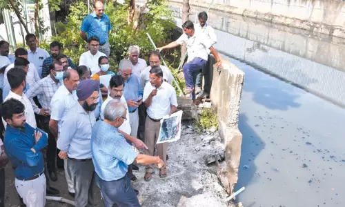 சென்னையில், மழைநீர் வடிகால் பணிகளை விரைந்து முடிக்க வேண்டும்; அதிகாரிகளுக்கு தலைமைச் செயலாளர் அறிவுறுத்தல்