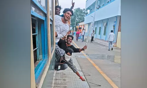 மின்சார ரெயிலில் தொங்கிக்கொண்டு பட்டாக்கத்தியை நடைமேடையில் உரசியபடி கல்லூரி மாணவர்கள் அட்டகாசம் மின்சார ரெயிலில் தொங்கிக்கொண்டு பட்டாக்கத்தியை நடைமேடையில் உரசியபடி கல்லூரி மாணவர்கள் அட்டகாசம்