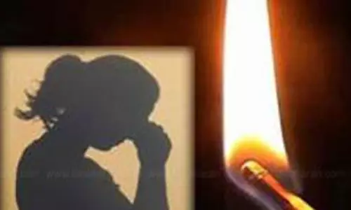 கோவை கலெக்டர் அலுவலகம் முன்பு தீக்குளிக்க முயன்ற இளம்பெண்