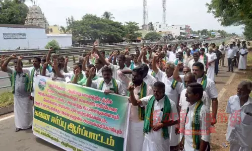 பி.ஏ.பி. திட்டத்தில் உள்ள அணைகளில் பழுதான மதகு, சங்கிலியை மாற்ற கோரி விவசாயிகள் ஆர்ப்பாட்டம்