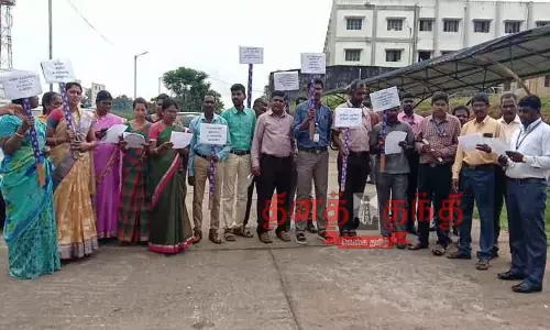 பல்வேறு கோரிக்கைகளை வலியுறுத்தி வால்பாைற அரசு கல்லூரி நுழைவு வாயில் முன் கவுரவ விரிவுரையாளர்கள் போராட்டம்