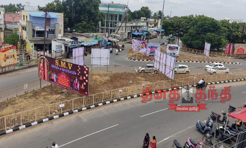 மோகனூரில் முக்கோண வடிவ ரவுண்டானாவால் போக்குவரத்து நெரிசல் மாற்றி அமைக்க பொதுமக்கள் கோரிக்கை மோகனூரில் முக்கோண வடிவ ரவுண்டானாவால் போக்குவரத்து நெரிசல் மாற்றி அமைக்க பொதுமக்கள் கோரிக்கை