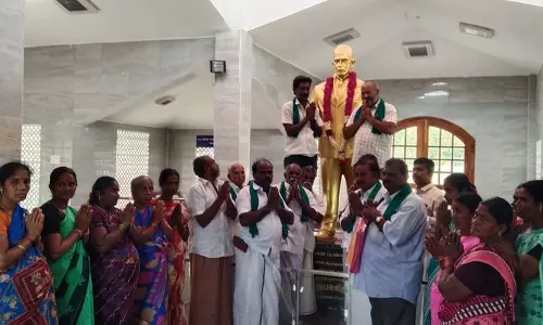 பென்னிகுயிக் சிலைக்கு விவசாயிகள் மாலை அணிவித்து மரியாதை பென்னிகுயிக் சிலைக்கு விவசாயிகள் மாலை அணிவித்து மரியாதை