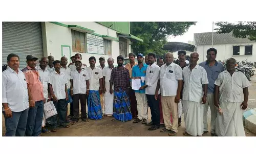 தமிழகத்தில் குடும்ப அட்டைதாரர்களுக்கு பொங்கல் பரிசு தொகுப்புடன் மண்பானையும் வழங்க வேண்டும் கலெக்டரிடம் தொழிலாளர்கள் கோரிக்கை தமிழகத்தில் குடும்ப அட்டைதாரர்களுக்கு பொங்கல் பரிசு தொகுப்புடன் மண்பானையும் வழங்க வேண்டும் கலெக்டரிடம் தொழிலாளர்கள் கோரிக்கை