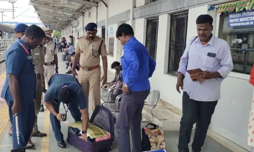 விருத்தாசலத்தில் பயணிகளிடம் போலீசார் திடீர் சோதனை விருத்தாசலத்தில் பயணிகளிடம் போலீசார் திடீர் சோதனை