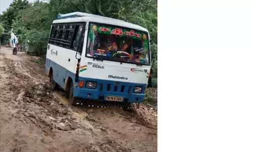 தார்சாலையை சீரமைக்க கோரிக்கை தார்சாலையை சீரமைக்க கோரிக்கை