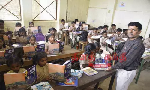 மாணவர்களுக்கு 2-ம் பருவ பாடப்புத்தகம் வழங்கப்பட்டது