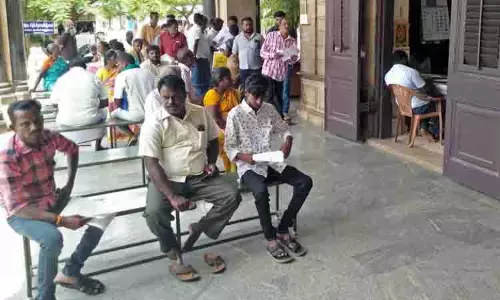மழை காரணமாக குறைதீர்க்கும் நாள் கூட்டத்திற்கு பொதுமக்கள் வருகை குறைவு மழை காரணமாக குறைதீர்க்கும் நாள் கூட்டத்திற்கு பொதுமக்கள் வருகை குறைவு