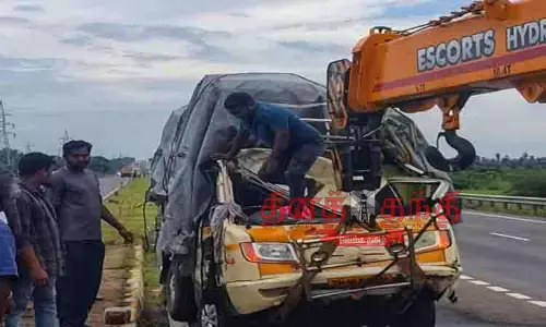 மதுரை ரிங்ரோட்டில் அடுத்தடுத்து 4 வாகனங்கள் மோதல் - 5 பேர் காயம் மதுரை ரிங்ரோட்டில் அடுத்தடுத்து 4 வாகனங்கள் மோதல் - 5 பேர் காயம்