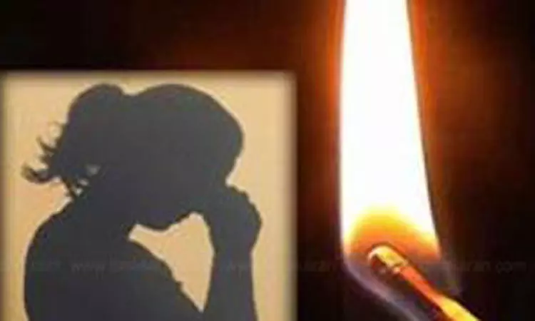 கோவை கலெக்டர் அலுவலகம் முன்பு தீக்குளிக்க முயன்ற இளம்பெண்