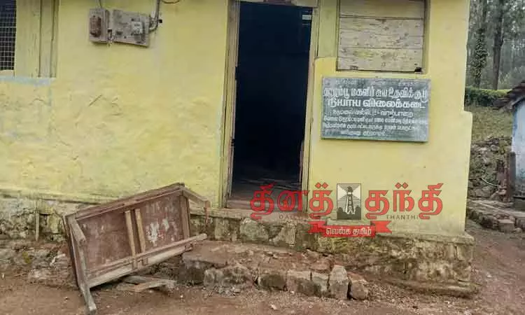 வால்பாறையில் ரேஷன் கடையை சூறையாடிய காட்டு யானை-தோட்டத்தில் புகுந்ததால் வாழைகள் நாசம்