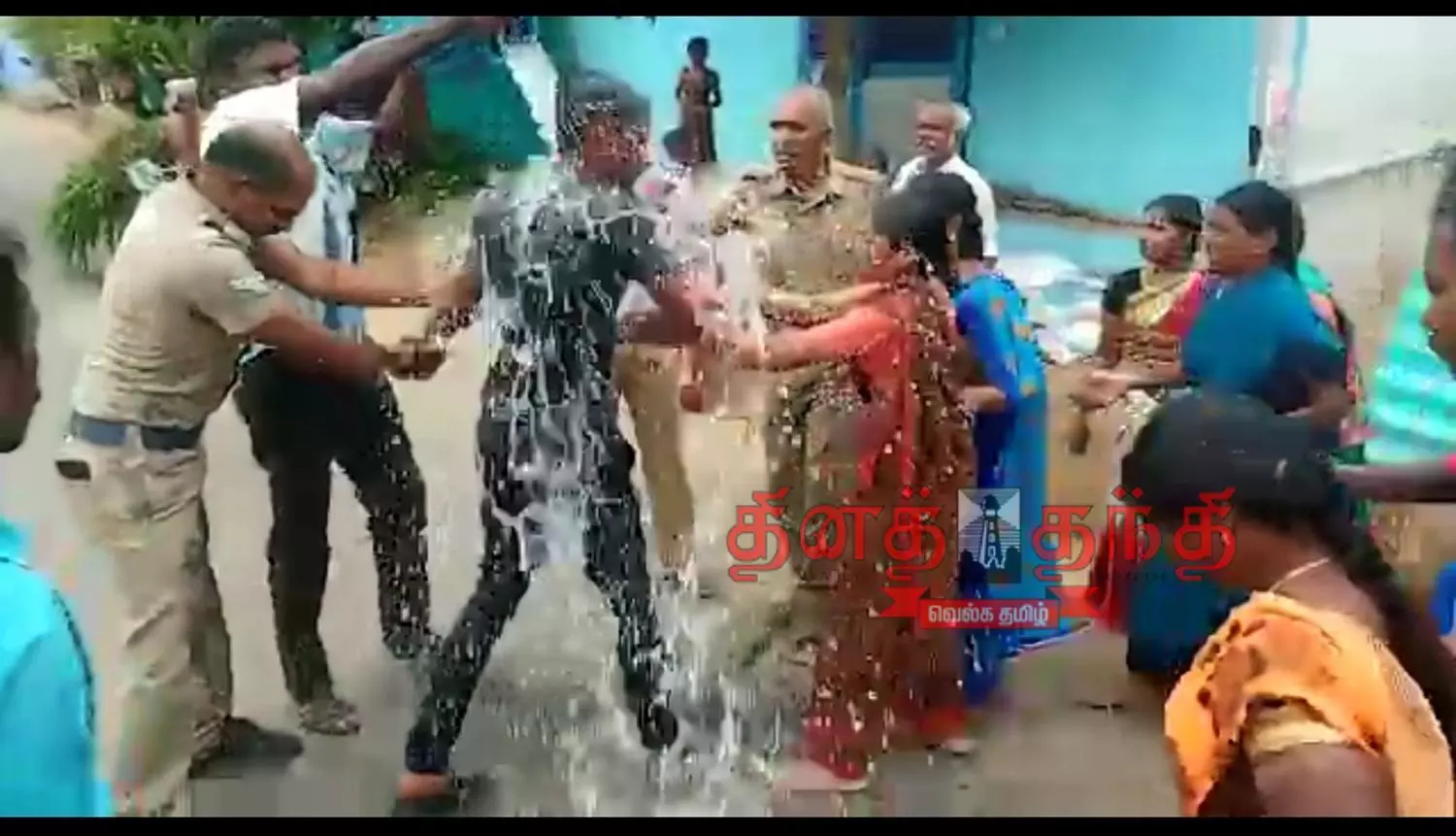 வாலிபர் தீக்குளிக்க முயற்சி