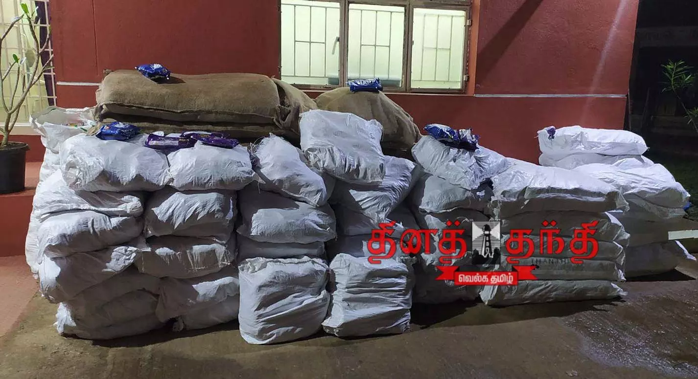 வேனில் கடத்த முயன்ற 878 கிலோ குட்கா பறிமுதல்